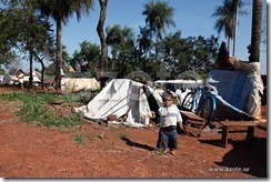 Camps de fortune des Guaranis, au bord de la route