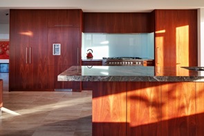 Casa south perth de matthews mcdonald cocina-con-encimera-negra-de-marmol