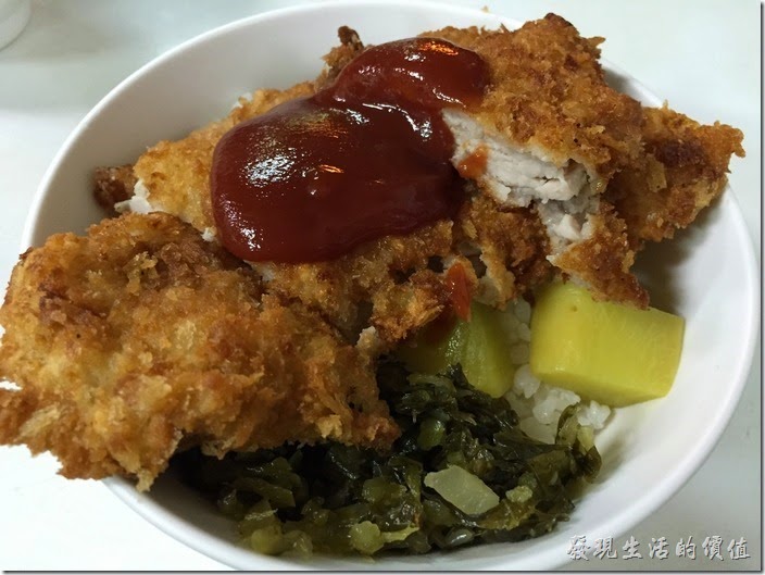 台南-上富小吃店-炸肉飯。炸肉飯，NT$65。這炸豬排比外邊賣得好吃而且便宜，上面淋上蕃茄醬，一樣加上店家自製的酸菜和醃黃蘿蔔。不敢吃三層肉的朋友建議可以點這個炸肉飯來嚐嚐。