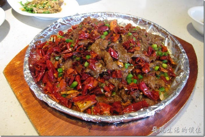 上海-望湘園。十里香牛肉，RMB49。好大一盤啊，不過辣椒佔了大多數，跟「辣子雞丁」所使用的辣椒量有得拼，但這盤牛肉加了「孜然」，所以味道稍有不同，牛肉則鮮甜好吃。