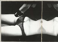 Dijen, billen en een deel van de rug van een liggende vrouw met een zwart kanten slipje aan