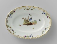 Onderschotel van porselein, veelkleurig beschilderd met vogels in een landschap
