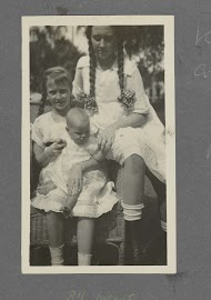 Groepsportret van acht en een halve maand oude baby Klaas Kleiterp en Corrie en Els Bakker in Batavia