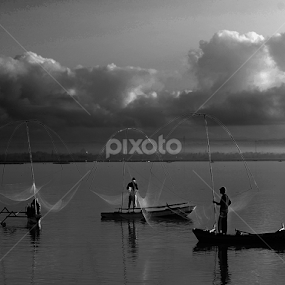Nelayan BatuJai Lombok by Iwan MS - Black & White Portraits & People