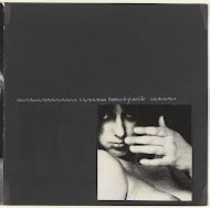 Een gedeelte van het gezicht van een vrouw met haar vingers tegen haar wang