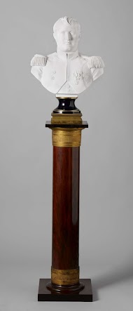 Buste van biscuit, voorstellende Napoleon Bonaparte, met bijbehorende zuil