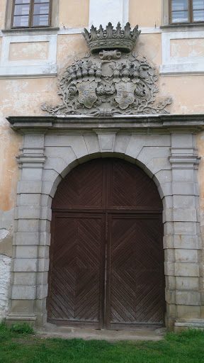 Lysá zámecká brána s erbem