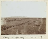 Zicht vanuit een trein op een woestijn in Syrië