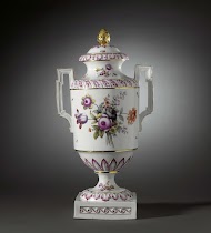 Dekselvaas met vogels op een tak en boeketten