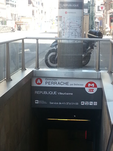 Metro République