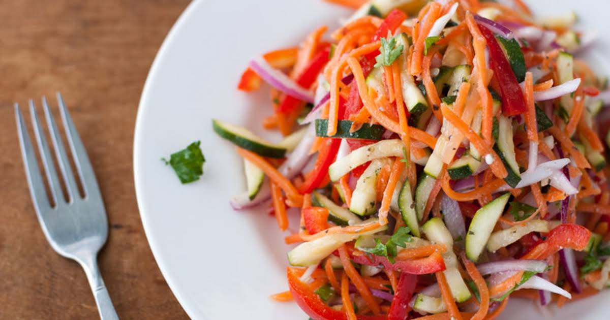 салат огурцы помидоры. салат огурцы помидоры лук. салат с болгарским перцем. салат капуста морковь помидор. салат из морковки и помидор.