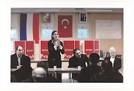 Nebahat Albayrak van de PvdA in een moskee