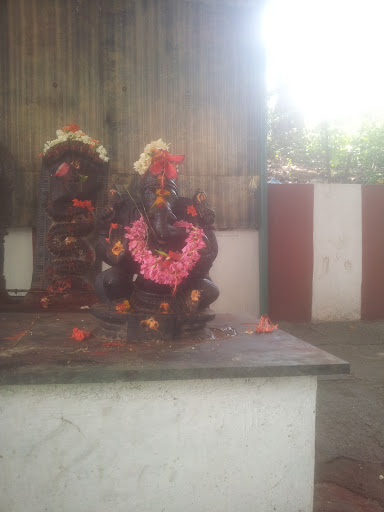 Ganesh Idol With Nagamani