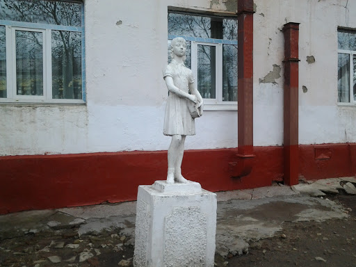 Статуя Пионерка
