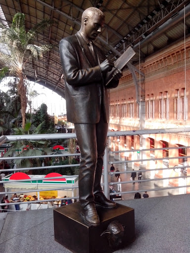 Estatua De Agente Comerial En Atocha