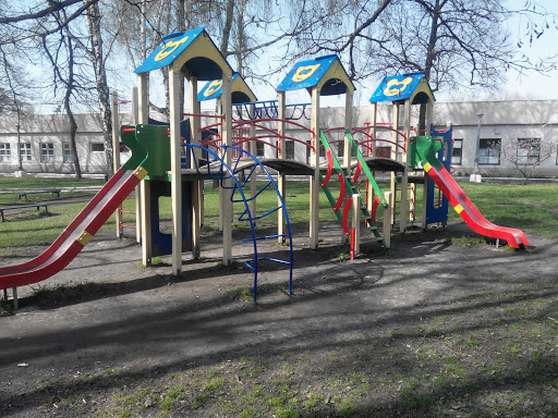 Детская площадка впарке