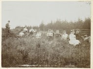 De families Kessler en Heyning uitrustend in het hoge gras, vermoedelijk tijdens een wandeltocht in de Harz