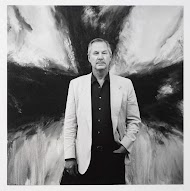 Portret van Armando voor zijn werk