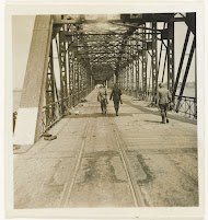 Duitse soldaten op een veroverde brug