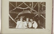 Tine, David en Bram Vermeulen onder een parasol op de Victoriaberg, Remagen