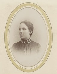 Portret van een vrouw met een geplooid jasje en een versierd boord