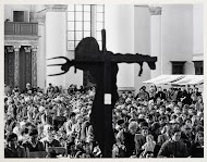 Een hooivork als dwarshout van het kruis symboliseert de Salvadoraanse boer