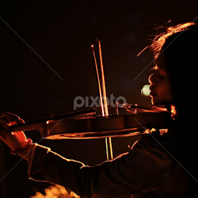 Target 2014 buat motret Violin tercapai juga, makasih buat E Prasetyo yang rela minjemin kameranya. Ahahahahaha by Suhe Herman - People Musicians & Entertainers