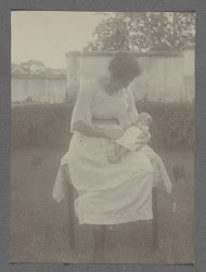 Drie weken oude baby Klaas Kleiterp op schoot bij zijn moeder Tine Kleiterp-Vermeulen in Malang