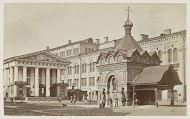 Kapel (rechts) en overdekte markt aan de Nevski Prospekt in Sint Petersburg