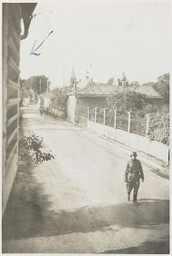 Soldaat loopt over straat