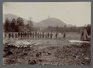 Militairen poserend op een rij