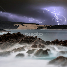 Canal Rocks Thunderstorm by Craig Eccles - News & Events Weather & Storms