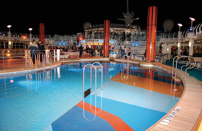 Meet new friends over poolside cocktails on your next Freedom of the Seas cruise.