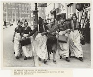 Eerste oorlogsdag: Volendamse meisjes.