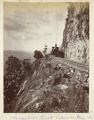 Stoomtrein op een spoorlijn door het berglandschap van Sri Lanka