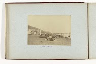 Gezicht op het strand van Shanklin met pier en badgasten, met mogelijk Henry Pauw van Wieldrecht vooraan liggend en kijkend naar de camera