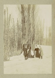 Mannen, vrouwen, een baby en een hond in een park