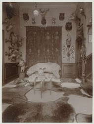 Interieur van De Wildbaan, het woonhuis van de fotograaf in Driebergen, met o.a. een opgezette ijsbeer