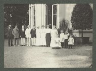 Groepsportret van de familie Kessler, met mevrouw Kessler de Lange in het midden