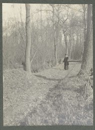 Margo J.J. Kessler-de Lange op een bospad op landgoed De Pauw in Wassenaar