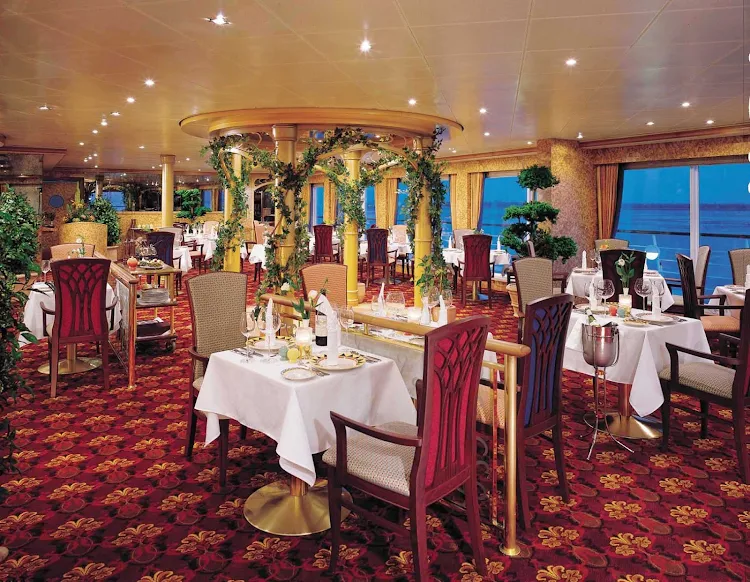 Cagney's on deck 12 of Norwegian Sky serves juicy steaks, tasty side dishes and cocktails. 