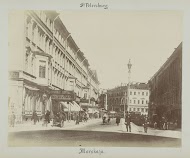 Grote Morskaja in Sint Petersburg met uithangborden en veel verkeer