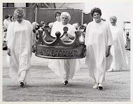Vrouwen in de stoet van de Heiligdomsvaart van Maastricht