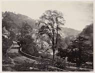 Panoramisch uitzicht op huizen en een weg tegen een heuvelrug in Matlock