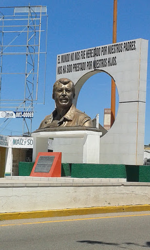 Busto Luis D. Colosio