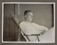 Man zittend in een ligstoel