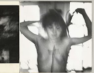 Het bovenlichaam van een naakte vrouw, met haar armen omhoog