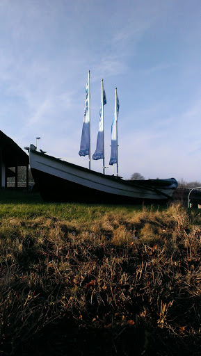Segelboot auf einem Hügel