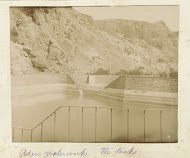 Waterbassins in het bergachtige landschap in Aden