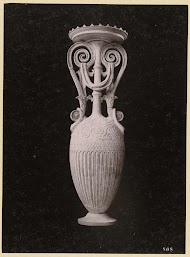 Decoratieve vaas van zandsteen uit het oude Griekenland